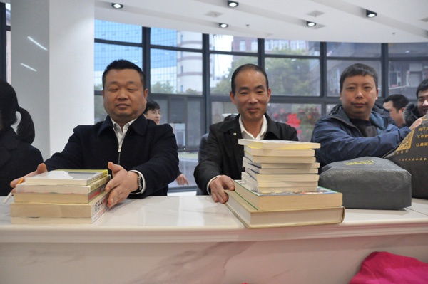 1614941002731034.jpg 南昌市政建設(shè)集團開展學(xué)雷鋒文明城市共創(chuàng)共建舊物兌換活動2.jpg