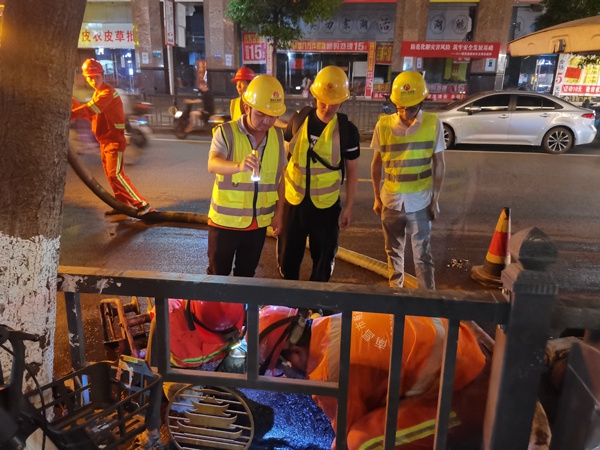 1620899206859289.jpg 南昌市政建設(shè)集團污水全收集項目部進行清淤及機器人管道檢測6001.jpg