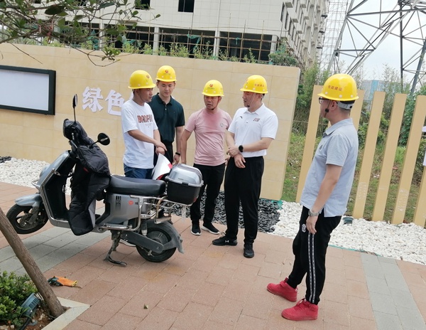 1623914498840230.jpg 南昌市政建設(shè)集團(tuán)慰問端午堅守一線工人6002.jpg