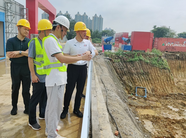 1623914512385703.jpg 南昌市政建設(shè)集團(tuán)慰問端午堅守一線工人6001.jpg