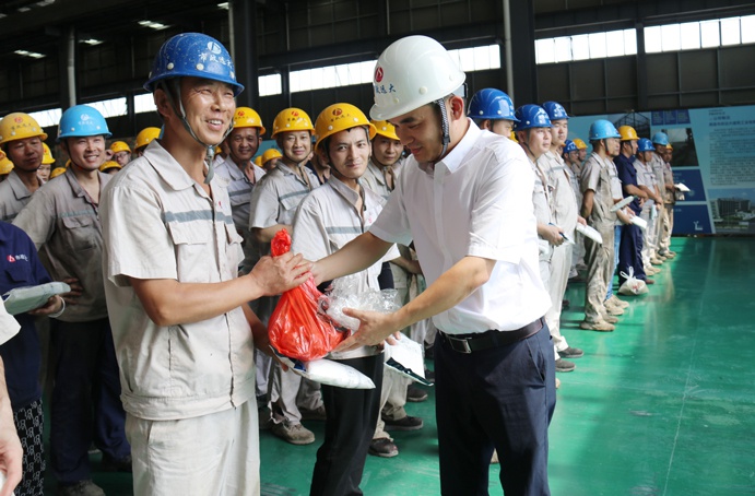 1625795898990149.jpg 炎炎夏日南昌市政遠(yuǎn)大開展下產(chǎn)線送清涼活動(dòng)6912.jpg