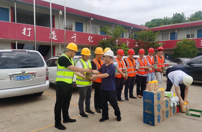 1628471410956619.jpg 南昌市政建設(shè)集團(tuán)開展防暑降溫慰問一線職工民工兄弟6913.jpg