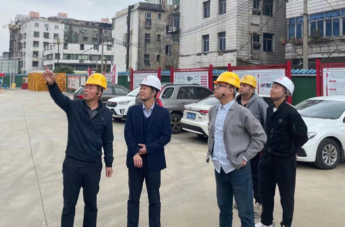 1634867783715872.jpg 謝寶瓊來到桃花南路安置房項(xiàng)目部檢查指導(dǎo)691.jpg