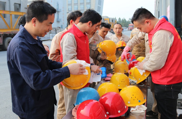 1646624274946055.jpg 南昌市政遠(yuǎn)大團(tuán)支部開展“為產(chǎn)線員工清洗安全帽”活動6911.jpg