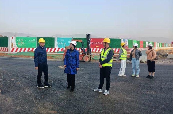 1647222111302084.jpg 財(cái)務(wù)總監(jiān)鄧偉前往掛點(diǎn)項(xiàng)目市政公用城三期檢查走訪691.jpg