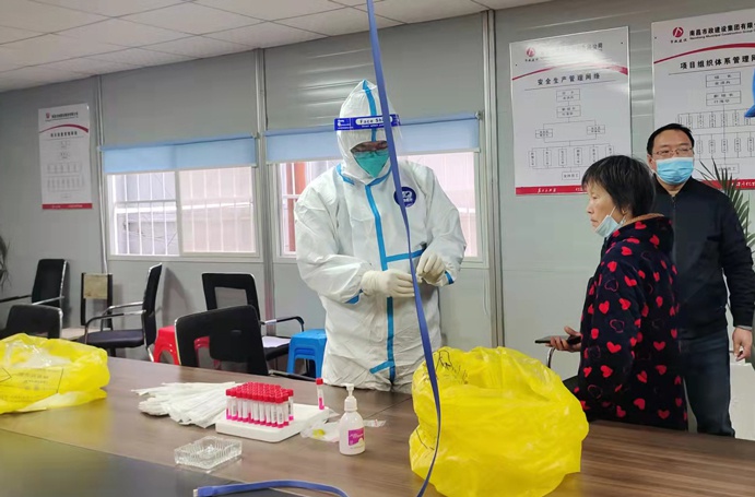 1649900710658695.jpg 各項(xiàng)目部開展全員核酸檢測(cè)6912.jpg