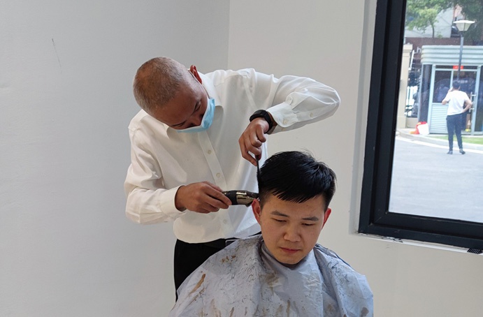1650525831811501.jpg 疫情期間剪發(fā)難工會(huì)理發(fā)暖人心6911.jpg