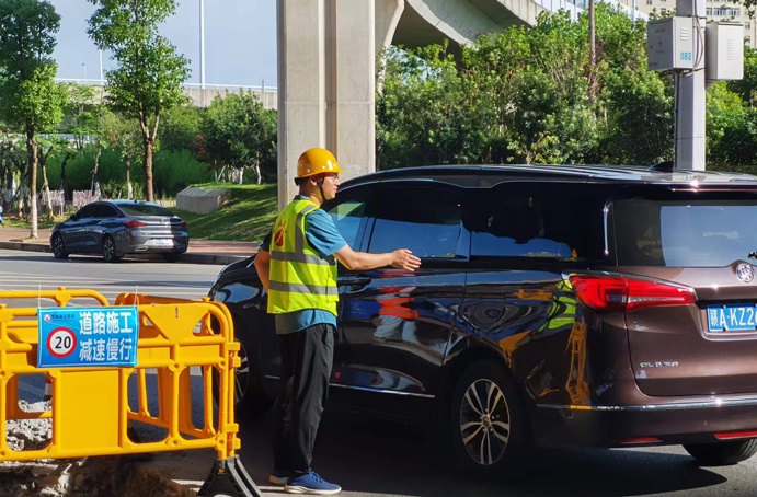 南昌市政建設(shè)集團(tuán)機(jī)關(guān)黨支部組織項(xiàng)目一線志愿活動(dòng) 南昌市政建設(shè)集團(tuán)機(jī)關(guān)黨支部組織項(xiàng)目一線志愿活動(dòng)