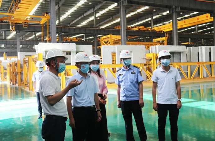 南昌縣委常委、組織部部長鄔春華到市政遠(yuǎn)大公司進(jìn)行安全例行檢查