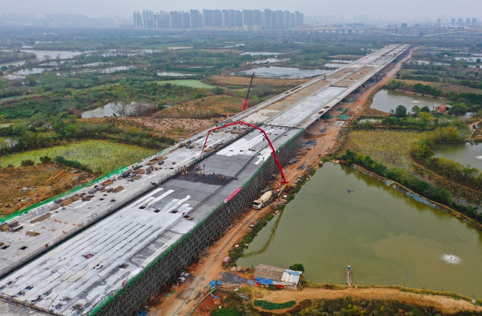 南昌市政建設(shè)集團(tuán)南昌縣小藍(lán)大道快速化項(xiàng)目高架橋順利合龍 南昌市政建設(shè)集團(tuán)南昌縣小藍(lán)大道快速化項(xiàng)目高架橋順利合龍