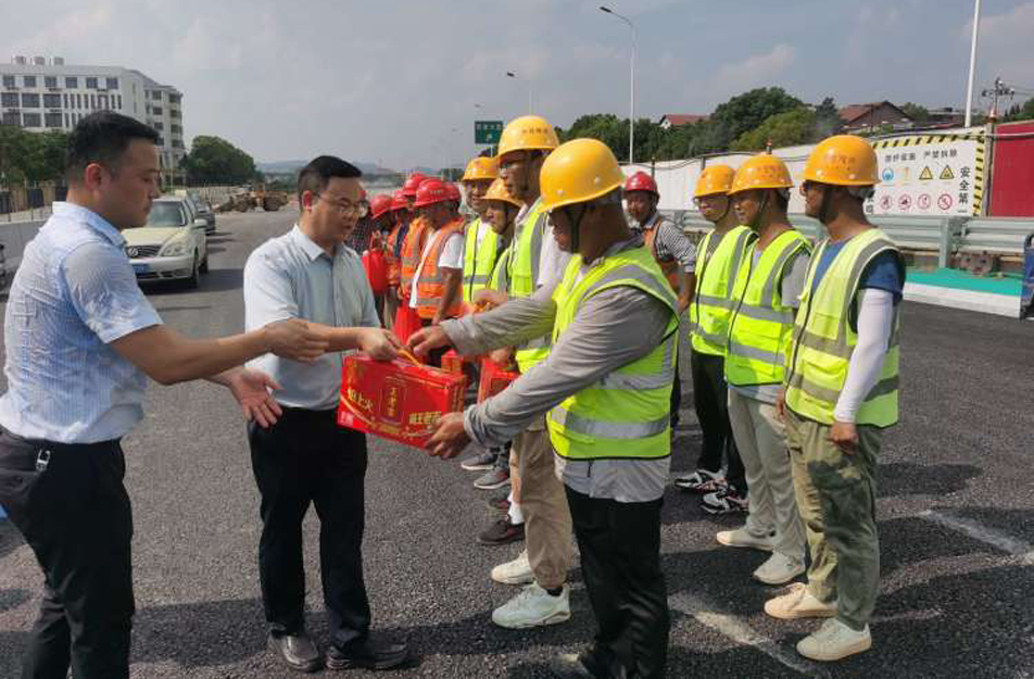 南昌市政建設(shè)集團(tuán)開展夏日送清涼慰問活動(dòng) 南昌市政建設(shè)集團(tuán)開展夏日送清涼慰問活動(dòng)