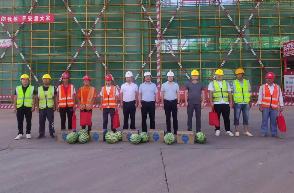 南昌市政建設(shè)集團(tuán)開展夏日送清涼慰問活動(dòng) 南昌市政建設(shè)集團(tuán)開展夏日送清涼慰問活動(dòng)