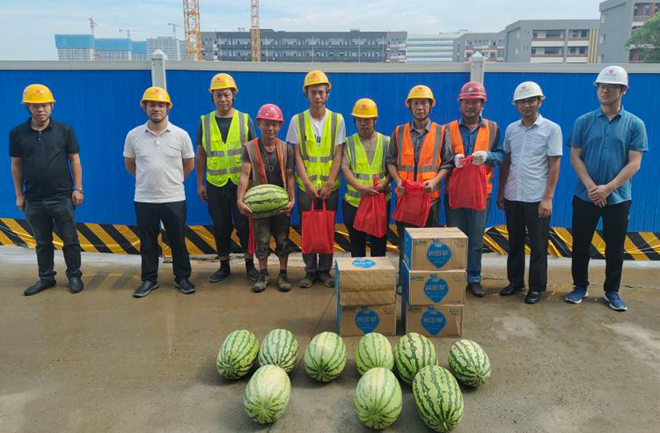 南昌市政建設(shè)集團(tuán)開展夏日送清涼慰問活動(dòng) 南昌市政建設(shè)集團(tuán)開展夏日送清涼慰問活動(dòng)