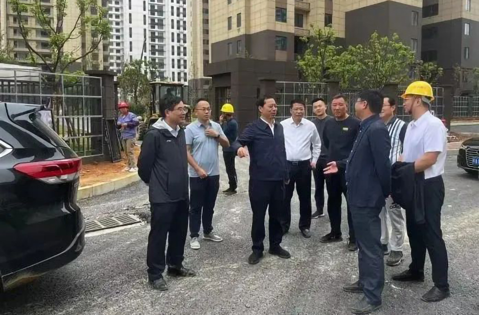 萬(wàn)義輝到秦坊安置房、杭州路項(xiàng)目調(diào)研