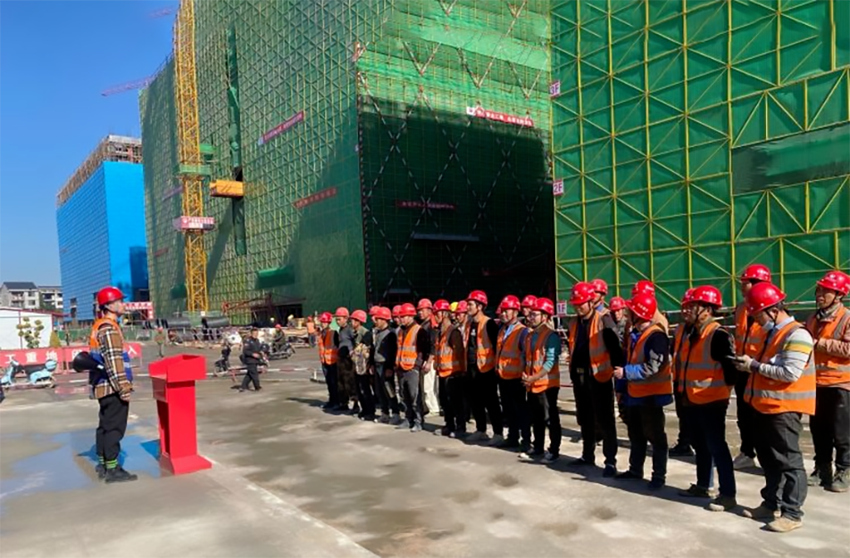 公司各在建項(xiàng)目于1月15日組織開展專項(xiàng)班前安全早會(huì)