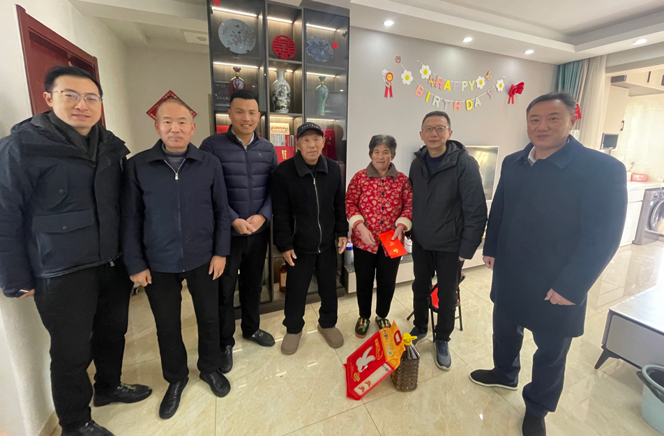 南昌市政公用集團(tuán)總工程師鄭學(xué)平到呂寧家中走訪慰問 南昌市政公用集團(tuán)總工程師鄭學(xué)平到呂寧家中走訪慰問