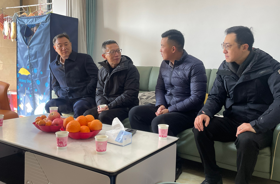 南昌市政公用集團(tuán)總工程師鄭學(xué)平到呂寧家中走訪慰問 南昌市政公用集團(tuán)總工程師鄭學(xué)平到呂寧家中走訪慰問