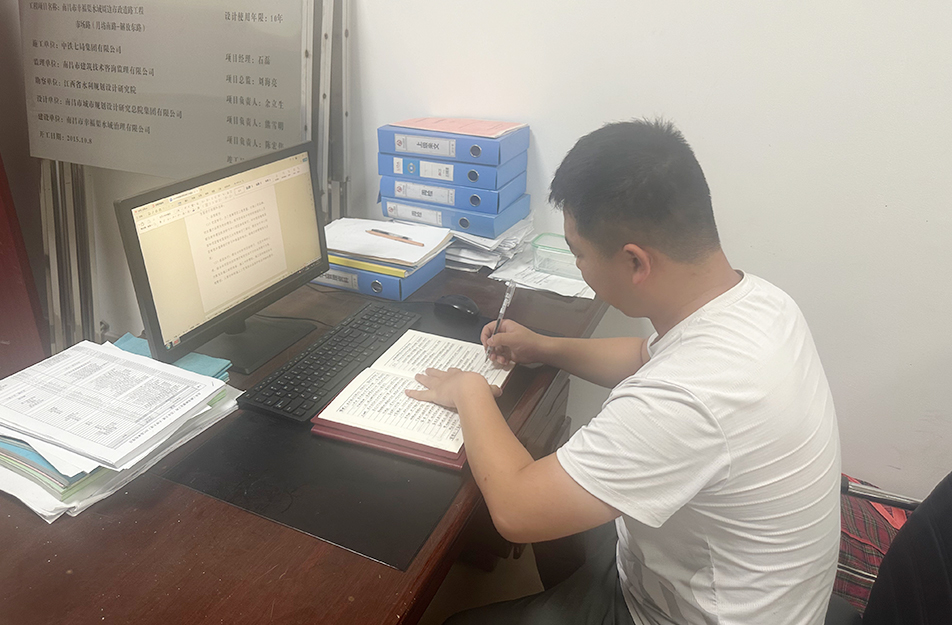 南昌市政建設(shè)集團(tuán)95后安全員譜寫一線安全“主旋律” 南昌市政建設(shè)集團(tuán)95后安全員譜寫一線安全“主旋律”