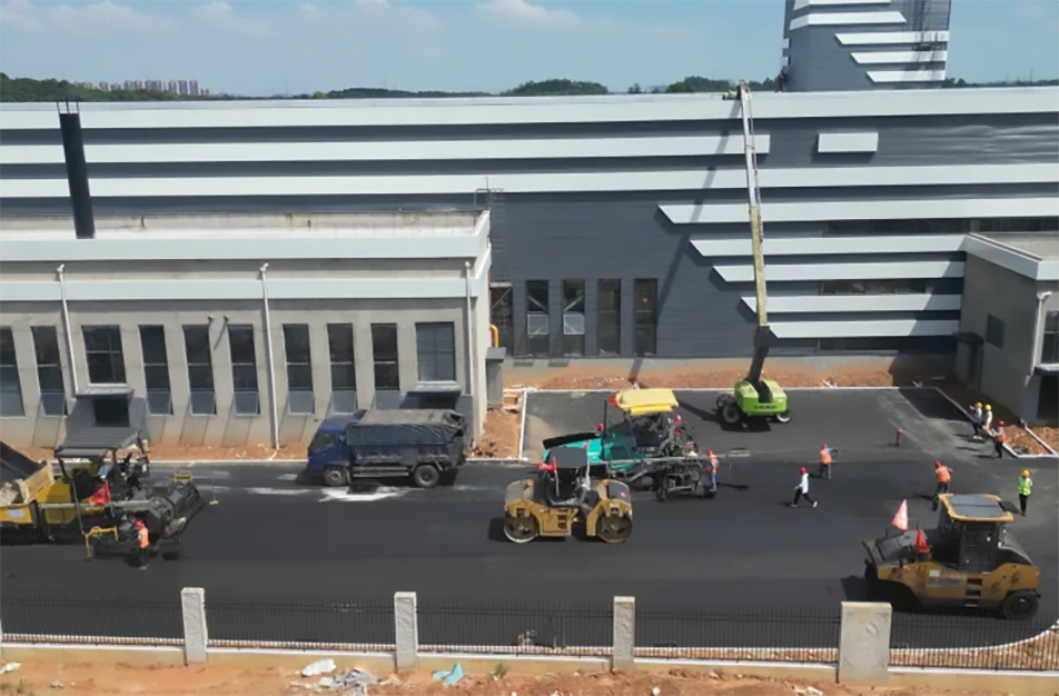 綠色產(chǎn)業(yè)園項(xiàng)目完成周邊道路面層瀝青攤鋪 綠色產(chǎn)業(yè)園項(xiàng)目完成周邊道路面層瀝青攤鋪