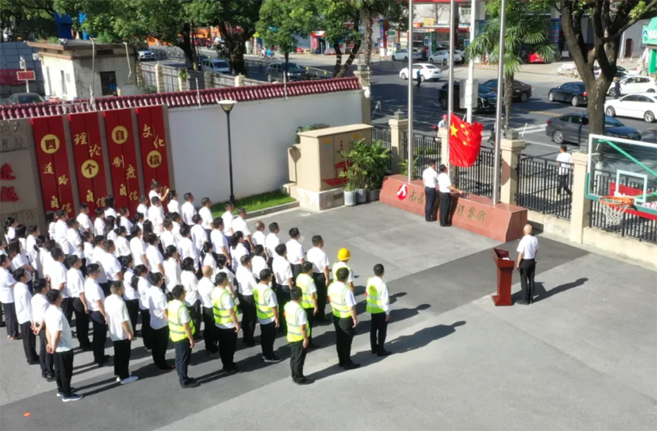 南昌市政建設(shè)集團(tuán)黨員突擊隊(duì)授旗儀式 推進(jìn)老城區(qū)燃?xì)庠O(shè)施更新改造 南昌市政建設(shè)集團(tuán)黨員突擊隊(duì)授旗儀式 推進(jìn)老城區(qū)燃?xì)庠O(shè)施更新改造