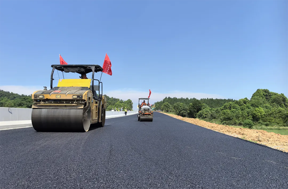 南昌云翔大道項目啟動首段底層瀝青攤鋪 投入21臺機械攻堅關鍵節(jié)點 南昌云翔大道項目啟動首段底層瀝青攤鋪 投入21臺機械攻堅關鍵節(jié)點