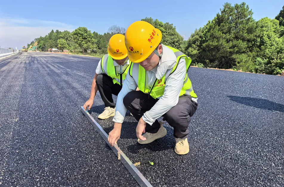 南昌云翔大道項目啟動首段底層瀝青攤鋪 投入21臺機械攻堅關鍵節(jié)點 南昌云翔大道項目啟動首段底層瀝青攤鋪 投入21臺機械攻堅關鍵節(jié)點