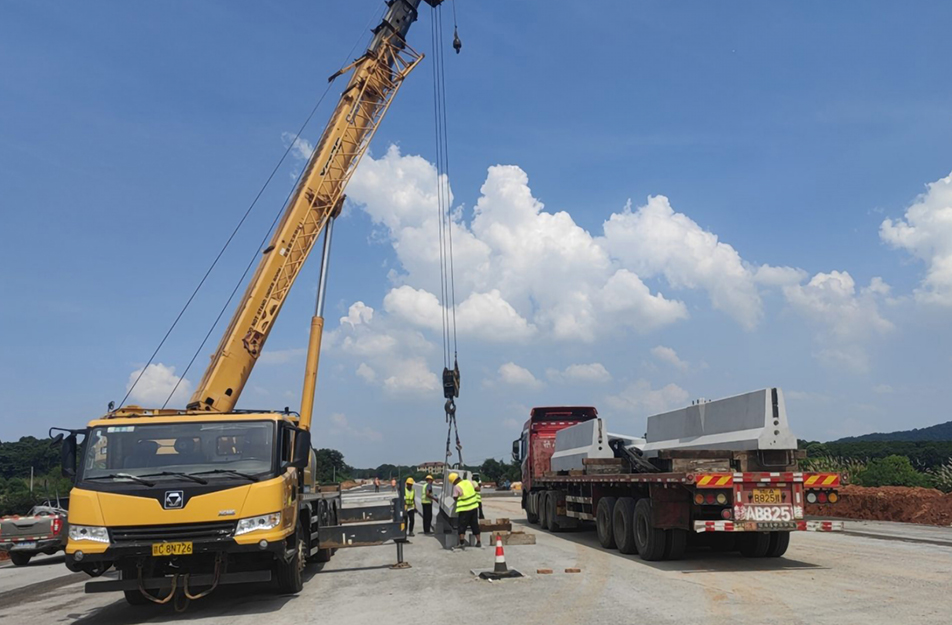 市政遠大裝配式防撞護欄首次應用于G320國道 開啟綠色建造新征程 市政遠大裝配式防撞護欄首次應用于G320國道 開啟綠色建造新征程